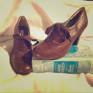 Heeled oxfords
